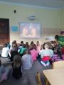 przedszkolaki oglądająfilm edykacyjny.jpg